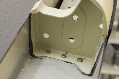 Voorbeeld van een vliegtuigonderdeel van thermoplastisch composiet met metalen elementen die mechanisch bevestigd zijn, op de oude manier.